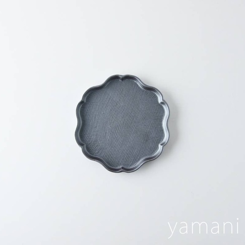 深灰色美濃燒花型甜點盤，表面有細膩的紋理，邊緣呈波浪狀，適合盛裝點心。