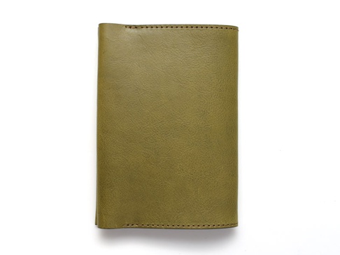 橄欖綠皮革翻蓋記事本書套，尺寸 L，無裝飾，縫線清晰，簡約設計。