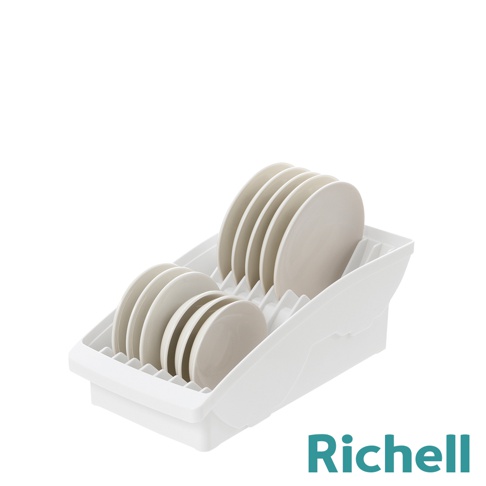 白色餐盤收納架，可收納多個大小盤子，右下角有Richell品牌字樣