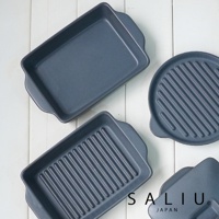 深灰色陶製烤盤，包含一個平底長方形烤盤和兩個帶有烤紋的烤盤（一個長方形，一個圓形），以及部分鍋蓋。