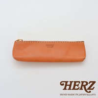 職人手作皮革經典收納筆袋，採用天然棕色皮革，配有金色拉鍊和縫線細節，呈現簡約復古風格。