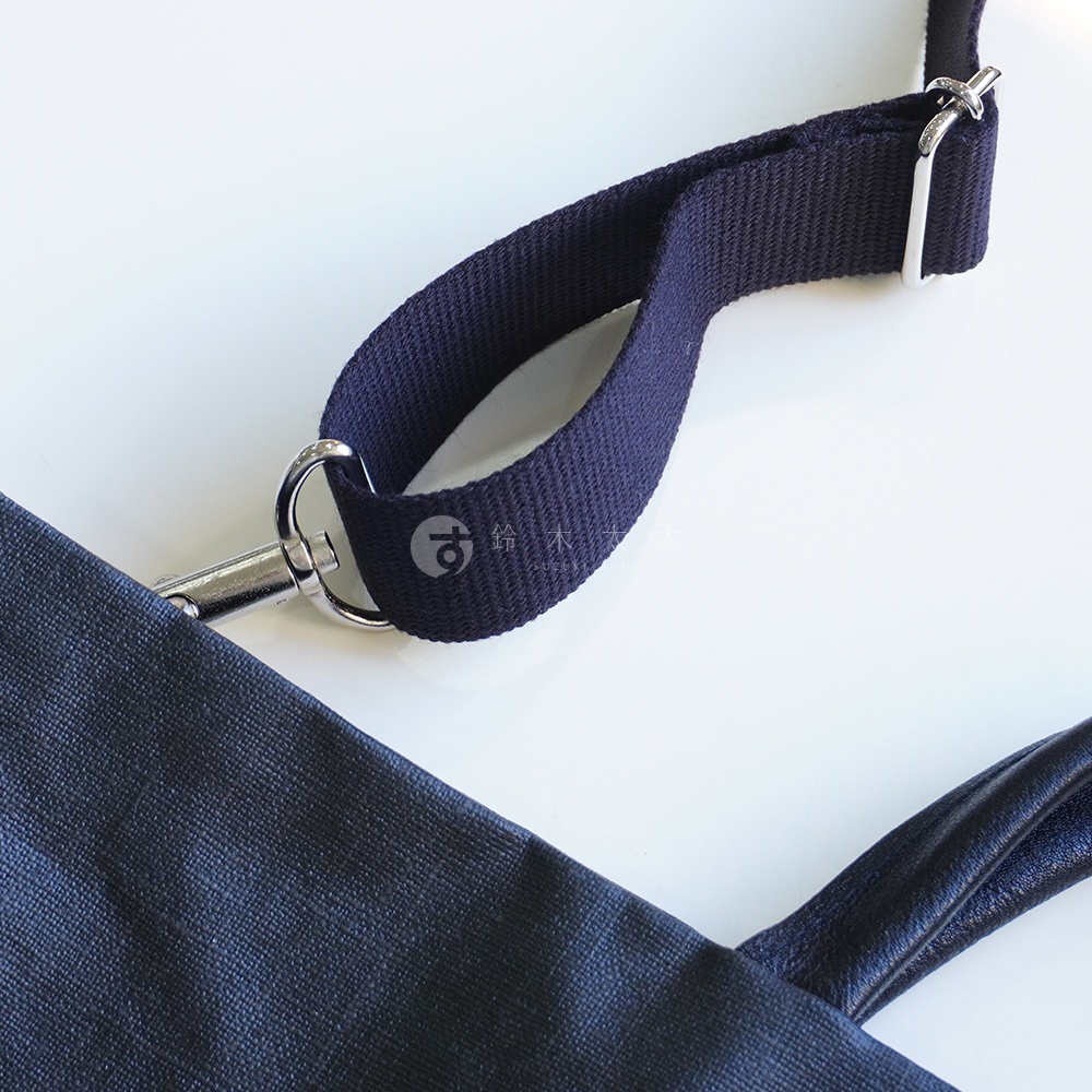 BAN INOUE 釉面亞麻布三用托特包，深藍色帆布材質，設有可拆卸的金屬鉤扣和皮革提把。