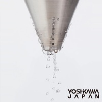 銀色不鏽鋼圓錐形廚餘收納架，帶有排水孔，水滴從下方流出，表面有細微拉絲紋理。