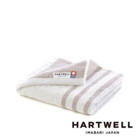 今治毛巾，白色搭配淺棕色條紋，材質柔軟，標籤上印有「HARTWELL IMABARI JAPAN」字樣。