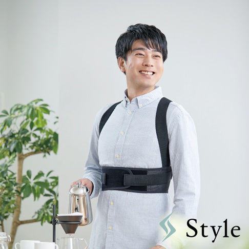 男性穿著淺藍色條紋襯衫，佩戴黑色BX Fit美姿調整背帶，背帶由彈性織物製成，具有可調節的黏扣帶，固定在腰部和肩部。