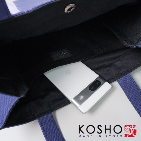 京都職人手作ougi棉帆布扇形托特包，內部有一個內袋，可放置手機。包包為深藍色，材質為棉帆布，有銀色按扣。