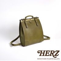 橄欖綠色職人手作皮革復古口金後背包，設有金色金屬扣環和可調節皮革肩帶。