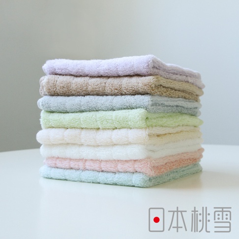一疊色彩柔和的今治超長棉方巾，包含淺紫、卡其、淺灰、淺綠、米白、粉紅、淺藍等顏色，質地柔軟，邊緣有細緻的凹凸紋理。