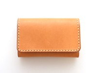 職人手作皮革名片夾，壓扣版，淺棕色，皮革材質，邊緣有精細車縫線。