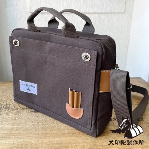 犬印純綿帆布製三用橫式側背包，深灰色，配有咖啡色皮革裝飾與提把，寬版斜背帶。