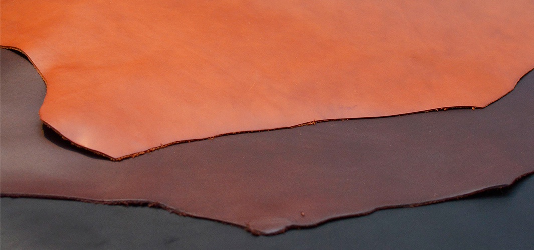 兩塊皮革疊放在一起，上方是淺棕色皮革，下方是深棕色皮革