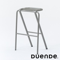 銀灰色金屬吧檯椅，椅面為弧形設計，椅腳為直立式結構，底部有止滑腳墊。