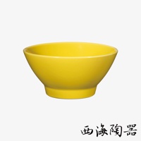 波佐見燒 Common 陶瓷料理丼碗，18公分，亮黃色，圓潤碗身，底部有穩固的基座。