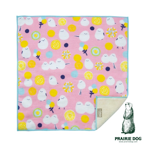 粉紅色方巾印有許多可愛的白色小鳥圖案，搭配黃色圓形、藍色圓點和黃白色花朵圖案，邊緣為淺藍色。