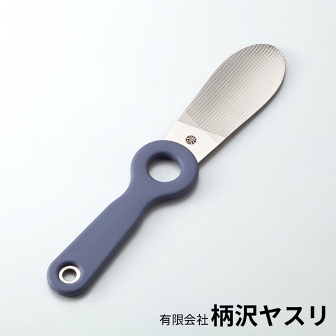 譽HOMARE 完美弧度磨腳器，藍灰色握把，帶有圓形孔洞，磨腳頭為銀色金屬材質，表面有細密的紋路，握把末端有掛孔。