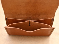 職人手作皮革Organ薄型名片短夾，採用天然棕色皮革製作，內有兩個分隔層，設計簡約實用。