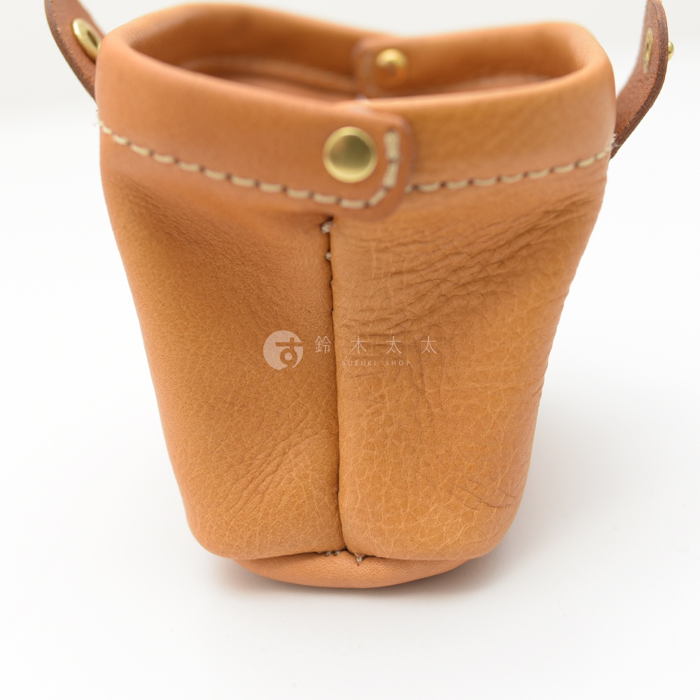 職人手作皮革口金化妝包，淺棕色，天然皮革材質，附有兩個黃銅色金屬鈕扣，手工縫線。