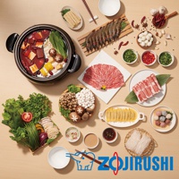 鴛鴦鐵板萬用鍋 EP-PVF20，內含紅、白雙湯鍋，鍋內有豆腐、鴨血、香菇、玉米筍等食材，周圍擺放著生牛肉片、豬肉片、鮮蝦、各種菇類、蔬菜、丸子、粉絲、醬料及調味料。