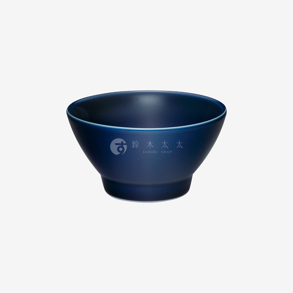 深藍色波佐見燒飯碗，陶瓷材質，碗身外側有「鈴木太太 SUZUKI SHOP」的白色標誌。