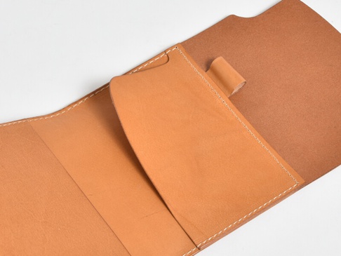 職人手作皮革A6記事本書套，淺棕色皮革，細緻車縫線，內有卡槽設計，質感自然。