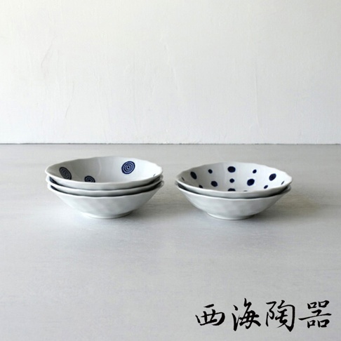 波佐見燒藍玉紋五件式深盤，白色陶瓷材質，碗內飾有藍色螺旋紋或圓點紋飾，造型簡約，適合盛裝各種料理。