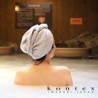 QULM 棉麻混紡包頭巾，淺灰色，有紋理，一位女士戴著包頭巾浸泡在溫泉中。