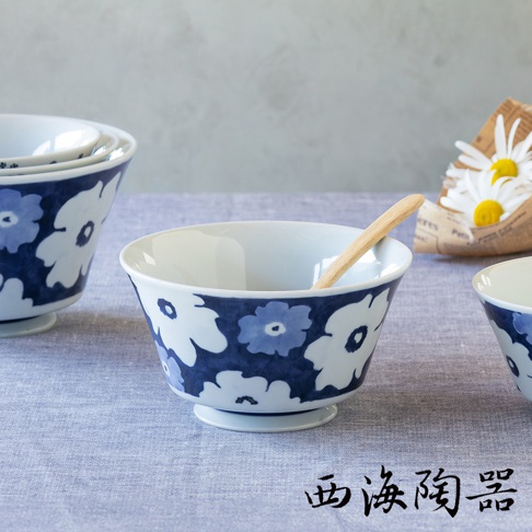 波佐見燒藍花紋四件式丼飯碗盤組，陶瓷材質，碗盤外側繪有藍色與白色相間的花朵圖案，碗內為白色，其中一個碗內有一支木製湯匙。