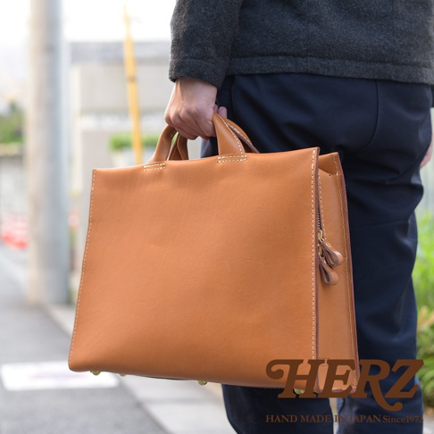 日本HERZ職人手作皮革商務公事包，以簡約設計和精湛工藝呈現，整體色澤溫潤，為手持的質感單品。