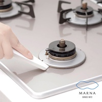 白色廚房清潔刮板用於清潔爐頭周圍的縫隙，刮板前端呈斜角，材質為塑膠。