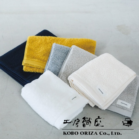 SALA 今治高密度耐洗超細纖維毛巾，展示深藍、芥末黃、淺灰、中灰、米白及白色共六種顏色，毛巾質地柔軟，表面有細緻的絨毛，部分毛巾帶有品牌標籤。