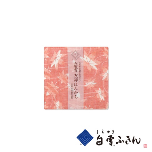 友禪染畫布風方巾，粉紅色底布，印有白色楓葉圖案，質地輕柔。