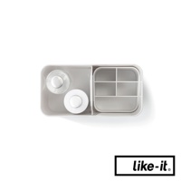 淺灰色塑膠製手提式雙層化妝品收納箱，上方有兩個隔層，其中一個隔層內有兩瓶化妝品，另一隔層內有多個分隔，用於收納化妝品。