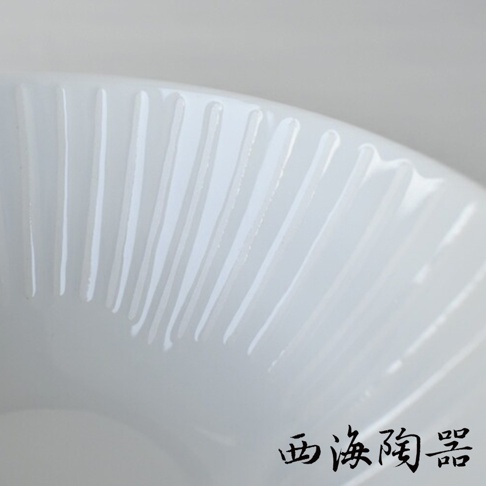波佐見燒 FUWARI 四件式碗盤，白色陶瓷材質，碗盤內側有放射狀的壓紋設計，呈現簡約細膩的質感。