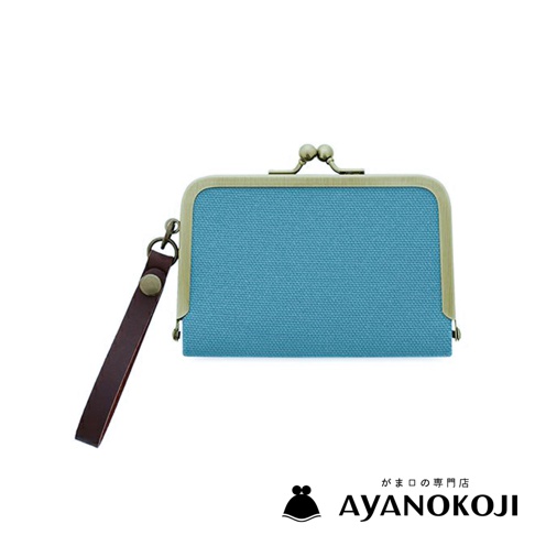 休閒風格的藍色帆布橫式口金包，附有皮革手腕帶