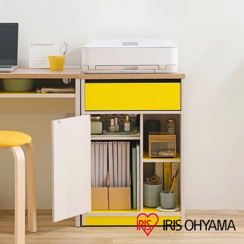 黃色與白色相間的木質五格桌邊收納櫃，附有兩個抽屜和下方四個開放式收納格。其中一個櫃門敞開，露出擺放的書籍和收納盒。