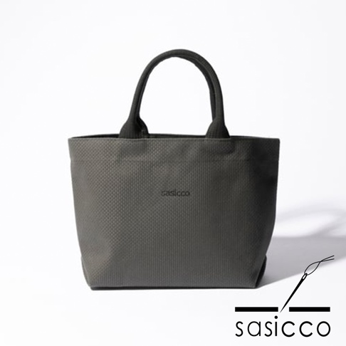 深灰色三河木綿刺子織托特包，織紋清晰，配有同色系手提帶，包身中央有燙印品牌Logo。