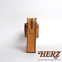 職人手作皮革手提商務公事包，淺棕色，全真皮材質，側面展示，頂部有拉鍊，附有皮革提把。