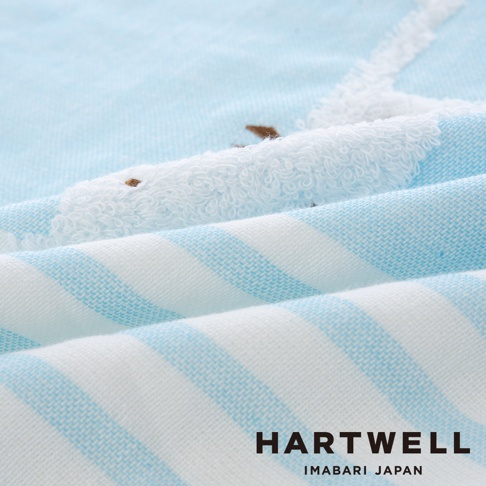 淺藍色與白色條紋的今治純棉紗布毛巾，局部有白色毛圈和棕色小圖案刺繡，質地柔軟。