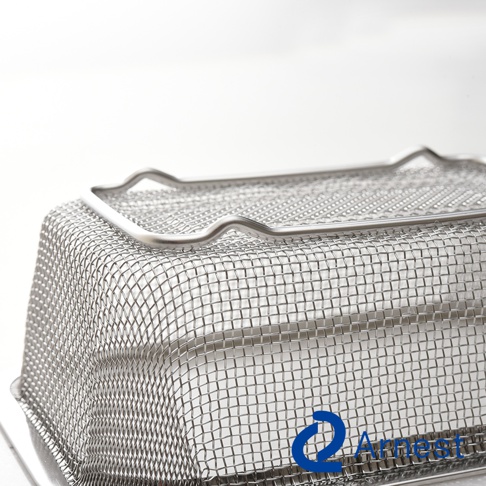 Arnest 不鏽鋼濾網保鮮盒的細節，金屬網格編織精細，頂部有彎曲的金屬手柄。