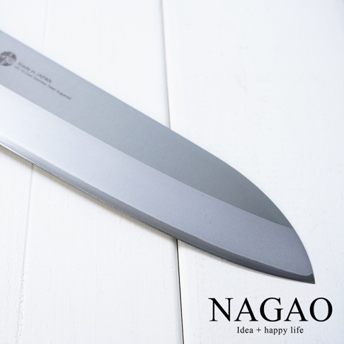 燕三條 VG-10 不鏽鋼三德刀 16.5cm，刀刃為銀色不鏽鋼材質，表面有細膩的磨砂紋理，刀身標有「Made in JAPAN」和「VG-10 Clad Stainless Steel Layered」字樣。