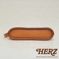 職人手作皮革三角弧形收納筆袋，採用光滑的棕褐色皮革製成，邊緣以深棕色皮革包邊並縫線，造型簡約，左側附有皮革提環。