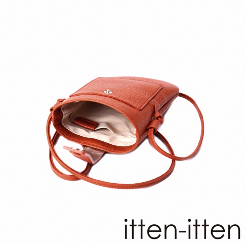 itten-itten 橘色皮革手機斜背包，特寫視角，展現其皮革紋理與內部構造