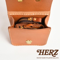 職人手作皮革經典腰袋，淺棕色牛皮材質，內有兩個拉鍊小零錢包，以黃銅釦固定。