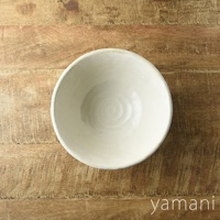 小兵六魯粉引丼碗，16公分，奶油白色，陶製，碗底有漩渦紋理，放置於木紋桌面上。