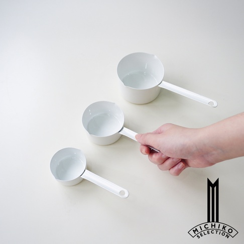 自在道具琺瑯調理量杯3容量組，附有手把，白色。