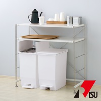 SOLOW 35L 兩色對開式腳踏分類垃圾桶，白色塑膠材質，雙桶設計，附腳踏板，置於白色層架下方，頂部層架擺放紙杯、茶壺及罐子，另有木製托盤。