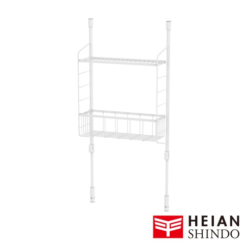 這是一個白色的兩層置物架，有兩個可調節高度的立柱，上方有一個網格置物架，下方有一個較深的網狀收納籃。圖片右下方有平安伸銅的標誌和名稱。