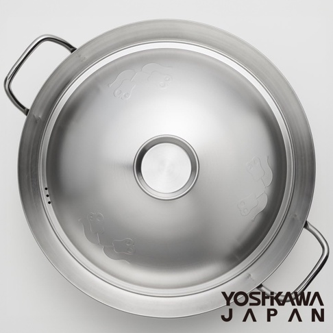 不鏽鋼相撲鍋，鍋蓋中央有圓形提鈕，鍋蓋表面蝕刻有四個可愛的相撲力士圖案，鍋身兩側有金屬提把。