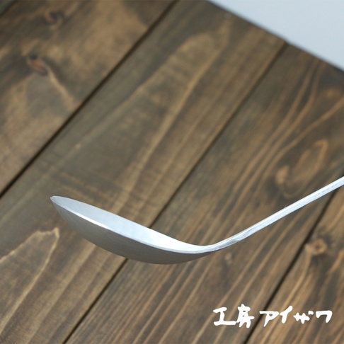 銀色鋁製湯勺，勺面帶有細緻的錘目紋理，勺柄朝右延伸，整體呈現簡潔的設計。