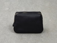 黑色皮革製成的職人手作Organ拉鍊收納包，帶有金色拉鍊，質感細膩，方形簡潔設計，適合日常收納。